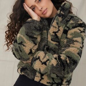 BELLA DAHL Camo Fleece Puffer in Teddy